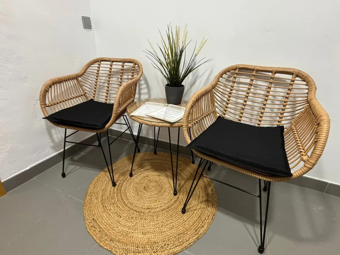 Zona de espera con sillones de mimbre