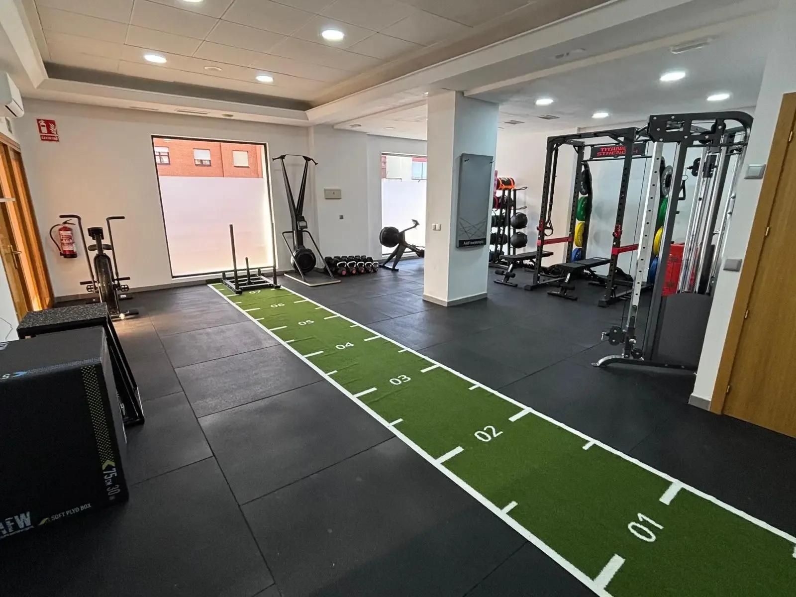 Sala de entrenamiento de Desafío Fitness con carril de arrastre
